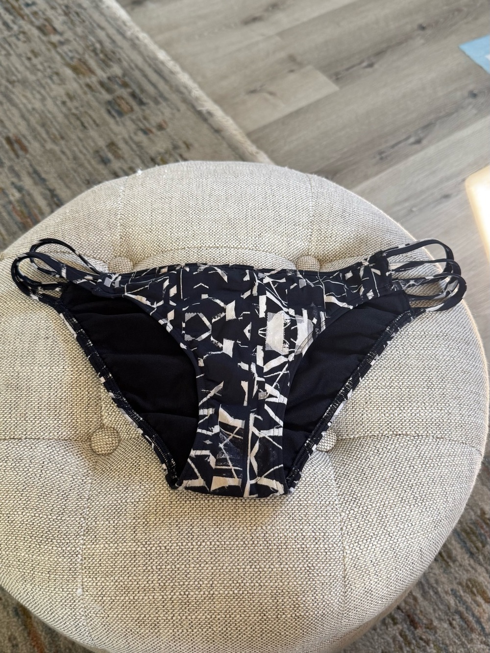 Abercrombie & Fitch Black & White Patterned Women’s Bikini Bottom, Size S
